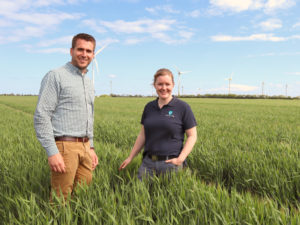 Manuel Meyer, Außendienst, mit Landwirtin Theresa Schmidt, Fehmarn