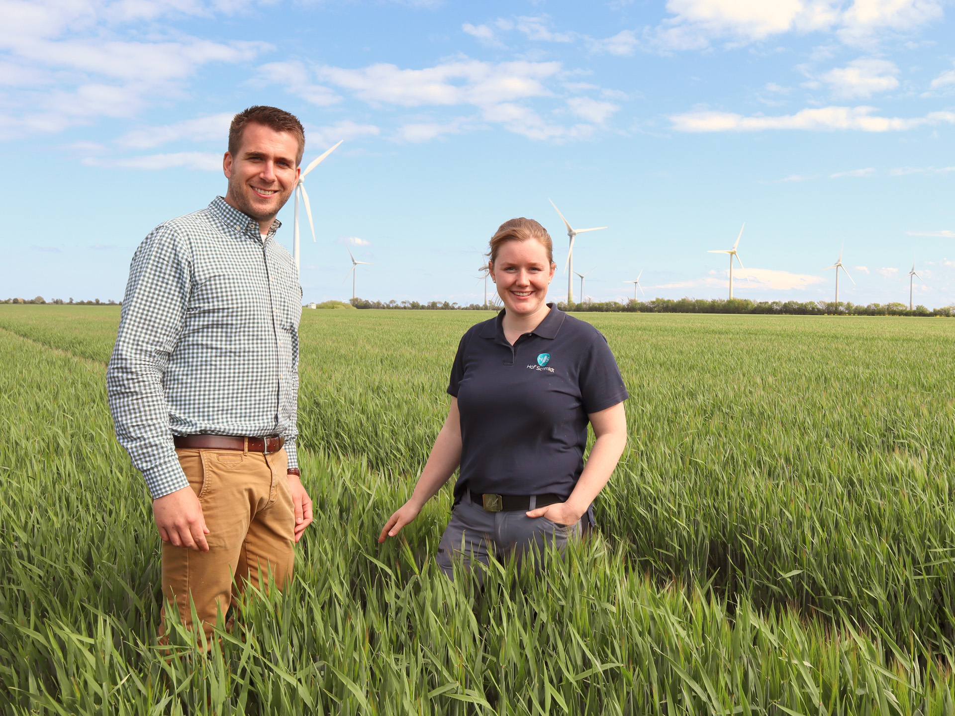 Manuel Meyer, Außendienst, mit Landwirtin Theresa Schmidt, Fehmarn