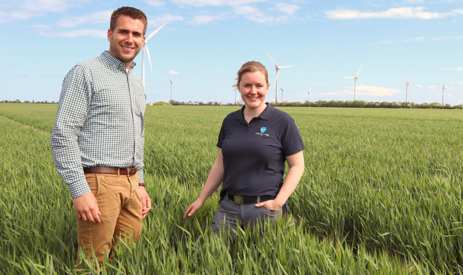 Manuel Meyer, Außendienst, mit Landwirtin Theresa Schmidt, Fehmarn